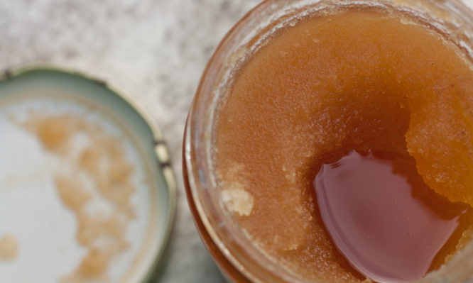 Πώς να επαναφέρετε το μέλι αν σας «ζαχαρώσει» (Video | Photos) - Media