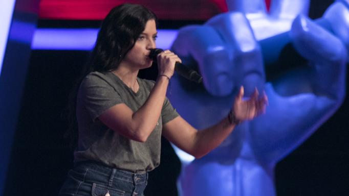 «Έπνιξε τη φωνή της» - Κόρη γνωστού ηθοποιού κόπηκε στο The Voice - Η αντίδραση του πατέρα της (Photo, Video) - Media