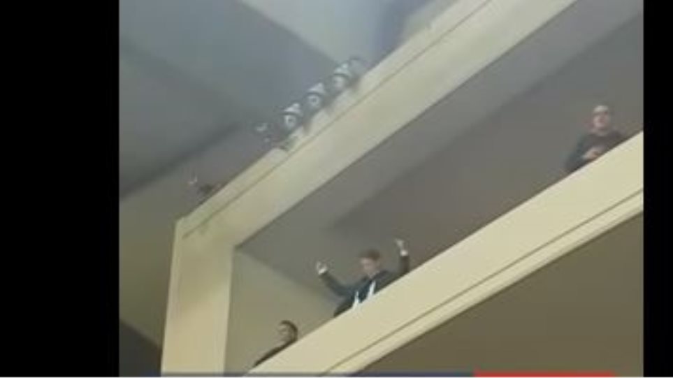 Προκλητικός Μίχελ: Πανηγύριζε με υψωμένο το μεσαίο δάχτυλο μετά τη νίκη του ΠΑΟΚ (Video)  - Media
