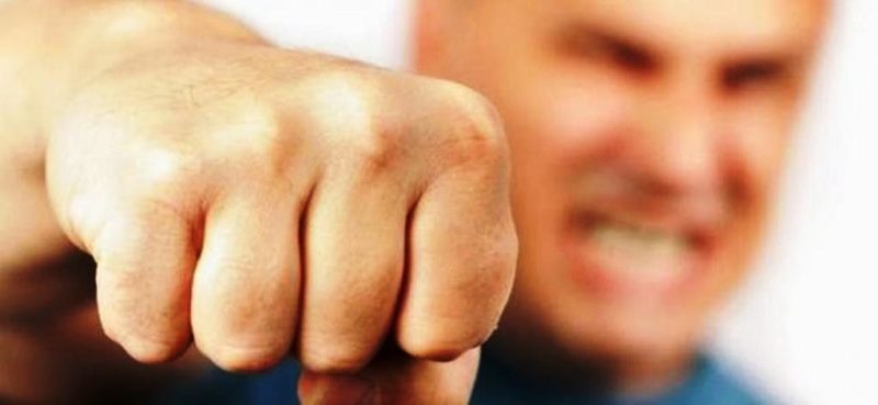 Άγριο ξύλο στα σοκάκια της Μυκόνου ανάμεσα σε 6 αστυνομικούς με πολιτικά και 2 θαμώνες μπαρ - Media