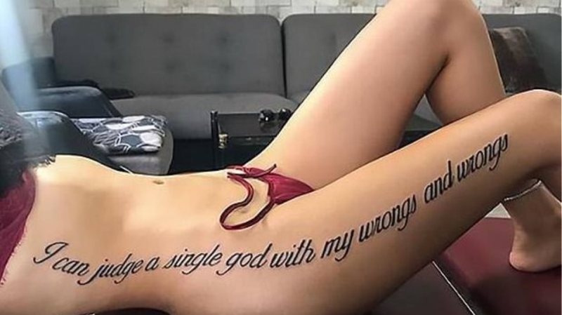 Έκανε τατουάζ στο κορμί της και κανείς δεν καταλαβαίνει τι λέει – Το πήρε από την μετάφραση του Google (Photos)  - Media