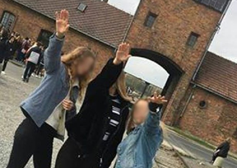 Με θράσος: Πήγαν στο Άουσβιτς για να χαιρετίσουν ναζιστικά (Photos) - Media