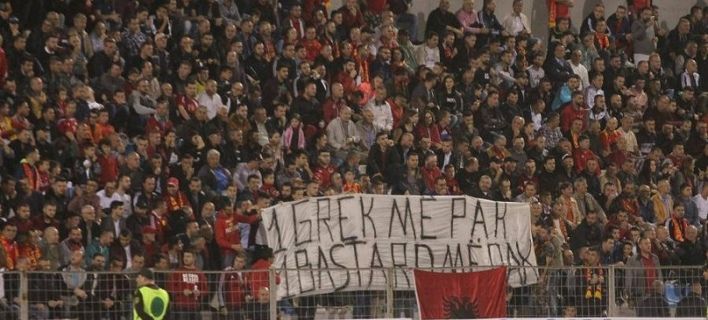 Αλβανοί εθνικιστές οπαδοί σήκωσαν πανό στο γήπεδο: Ένας Έλληνας νεκρός, ένας μπάσταρδος λιγότερος - Αδελφός του Ράμα ο δ/ντης της ομάδας  - Media