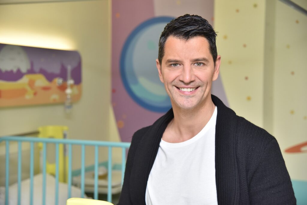 O Σάκης Ρουβάς παρουσιάζει στα μέλη της «Ομάδας Προσφοράς ΟΠΑΠ» το νέο πρόσωπο των παιδιατρικών νοσοκομείων – Η ανακαίνιση συνεχίζεται δυναμικά (Video) - Media