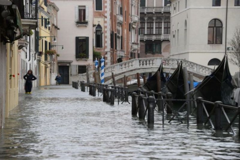 Βυθίζεται η Βενετία: Το νερό στο ύψος των τραπεζιών (Photos-Videos) - Media