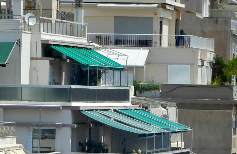 Άνδρας στα Τρίκαλα έπεσε από τον τρίτο όροφο πολυκατοικίας και τον έσωσε η τέντα του πρώτου ορόφου  - Media