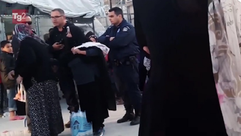 «Σκ@@τόγρια, γ@@ήσου φύγε από δω» - Άθλια ρατσιστική συμπεριφορά αστυνομικών σε ηλικιωμένη στη Μόρια (Video)  - Media