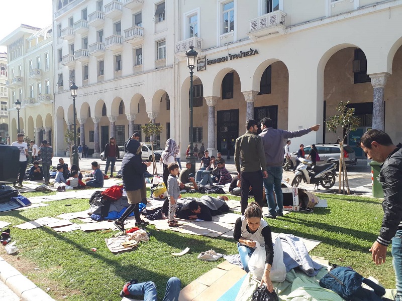Καθάρισαν και αποχώρησαν από την πλατεία Αριστοτέλους οι πρόσφυγες (Video & Photos) - Media