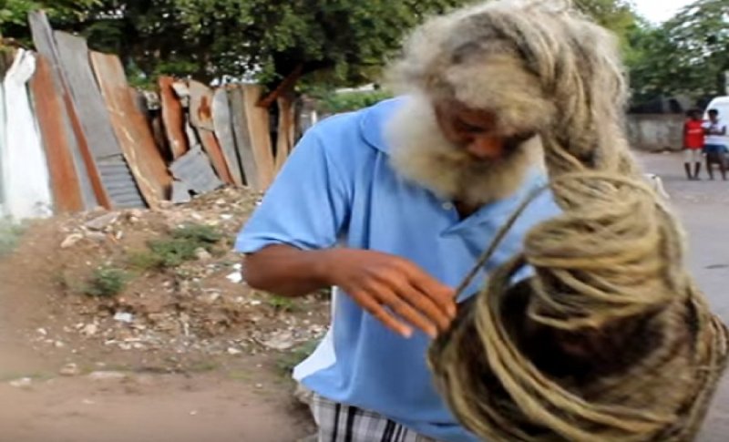 Έχει να κουρέψει τα μαλλιά του 40 χρόνια - Ξεπερνούν τα 3 μέτρα (Video) - Media