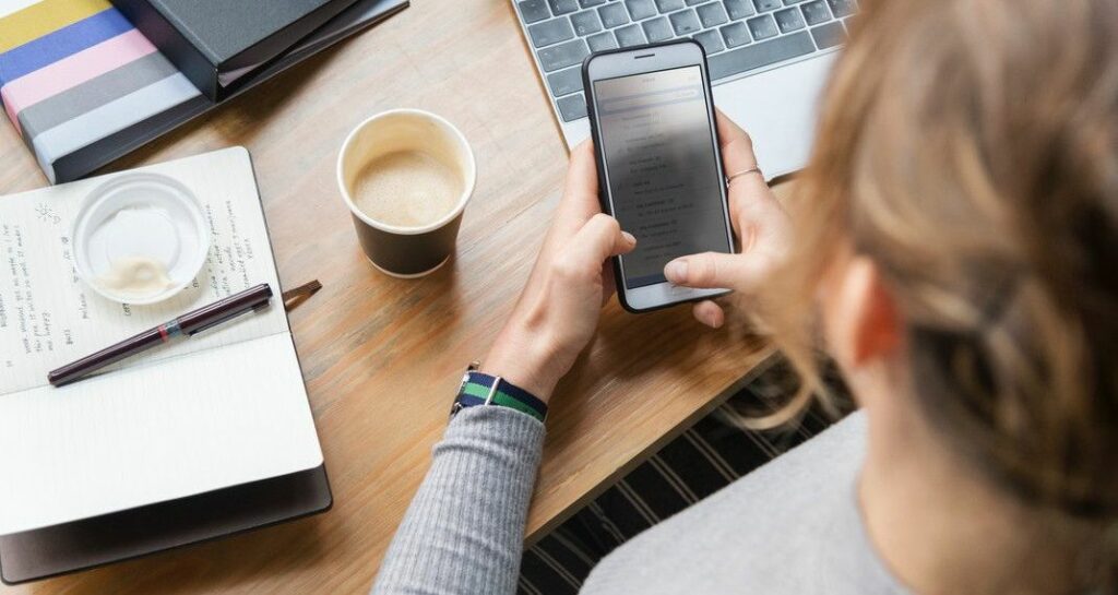 Τα 8 μέρη που δεν πρέπει ποτέ να τοποθετούμε το κινητό μας - Τι μπορεί να συμβεί - Media