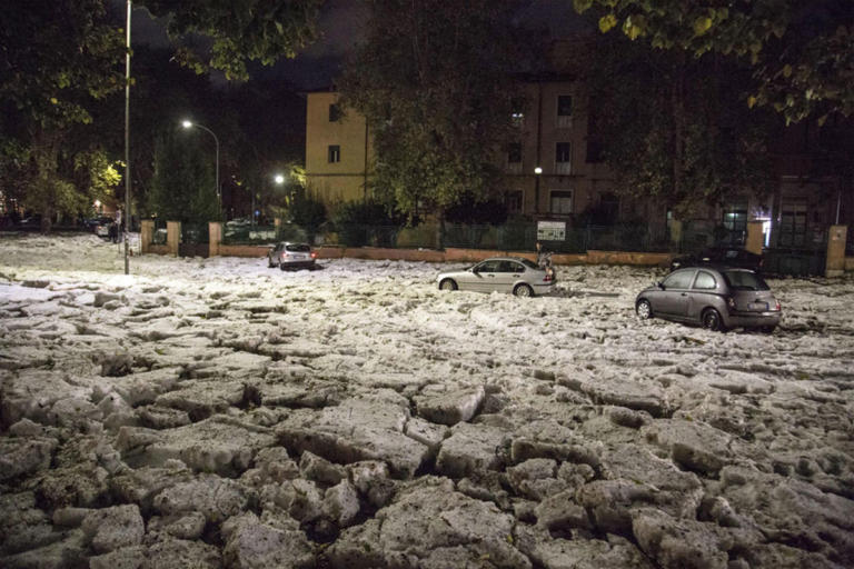 Απίστευτη χαλαζόπτωση στη Ρώμη – Βυθίστηκαν τα πάντα κάτω από το χαλάζι (Video)  - Media