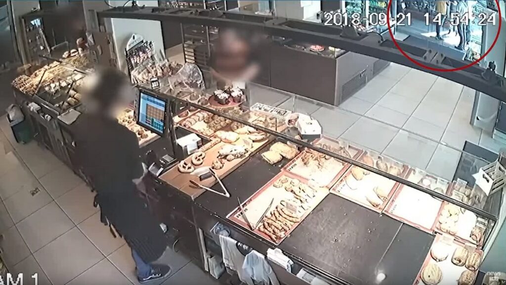 Βίντεο-ντοκουμέντο: Ο Ζακ Κωστόπουλος εμποδίζεται να μπει σε φούρνο λίγο πριν τον ξυλοδαρμό στο κοσμηματοπωλείο (Video) - Media