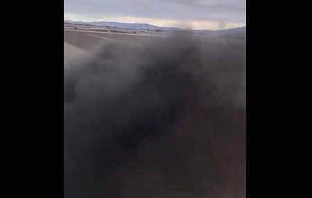 Τρόμος στο αεροδρόμιο του Λας Βέγκας - Τουρμπίνα αεροσκάφους της Jet Blue τυλίχτηκε στις φλόγες (Video) - Media