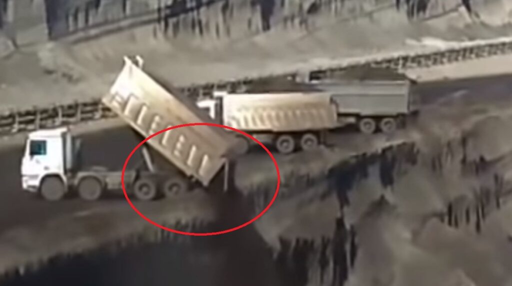 Έτσι γίνονται τα εργατικά «ατυχήματα» στα ορυχεία της ΔΕΗ: Γιγάντια φορτηγά στο χείλος του γκρεμού (Video) - Media