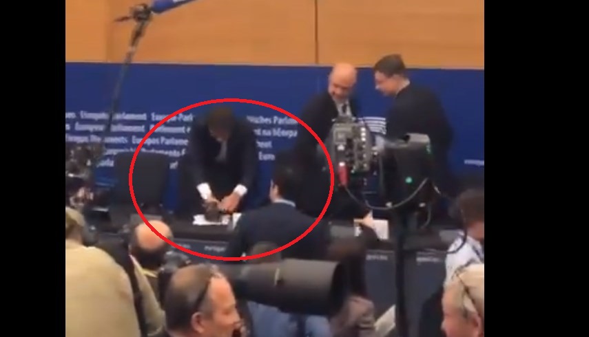 Ευρωβουλευτής της Λέγκας έβγαλε το παπούτσι του και κοπανούσε τις σημειώσεις του Μοσκοβισί! (Video) - Media