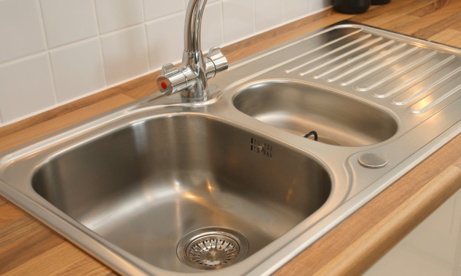 Κίνδυνος θανάσιμης μόλυνσης από τον μεταλλικό νεροχύτη στην κουζίνα - Media