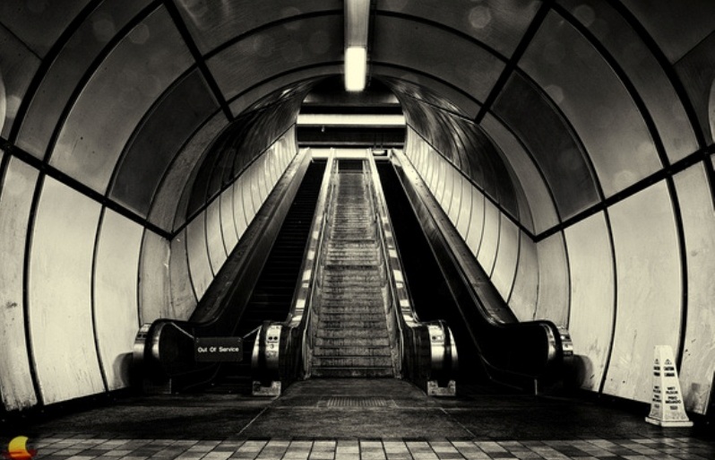 Φρικτός θάνατος σε κυλιόμενες του μετρό: Στραγγαλίστηκε όταν πιάστηκε η μπλούζα του - Media