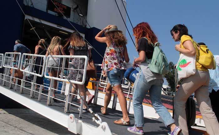 Εκτίμηση λοιμωξιολόγου: 6.000 με 10.000 οι ασυμπτωματικοί τουρίστες που θα έρθουν στην Ελλάδα  - Media