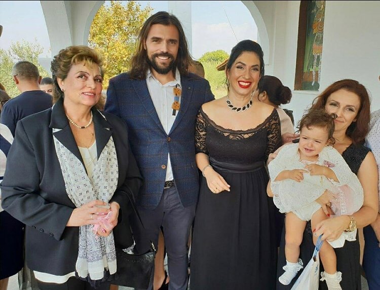 Χαλκιδική: Γέννησε σε Κέντρο Υγείας και ένα χρόνο μετά οι γιατροί βάφτισαν το παιδί της (Photo)  - Media