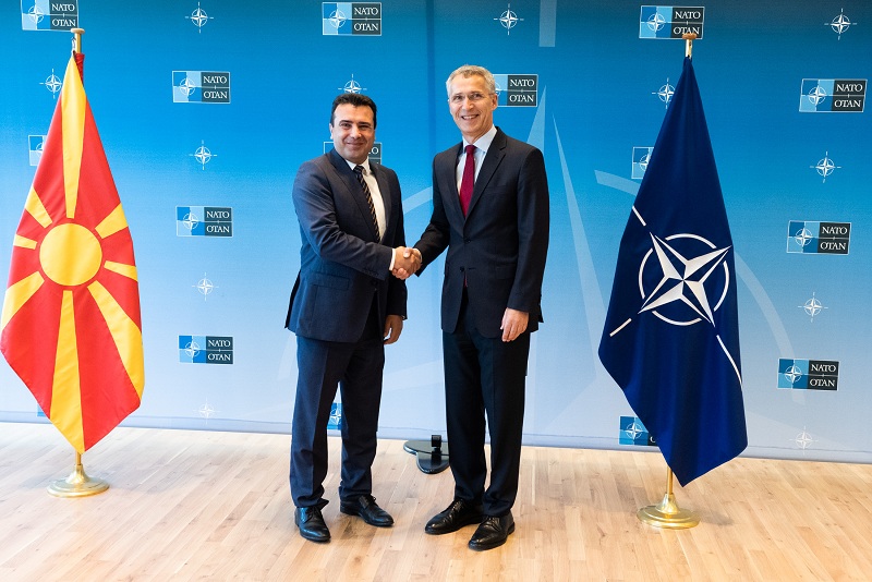 Συνεχίζονται οι συνομιλίες ΝΑΤΟ-ΠΓΔΜ, την ώρα που ο Ζάεφ ψάχνει τους «80» - Media