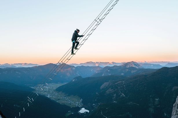 Διασχίζοντας την τρομακτική σκάλα που ενώνει βουνά στην Αυστρία (Video) - Media