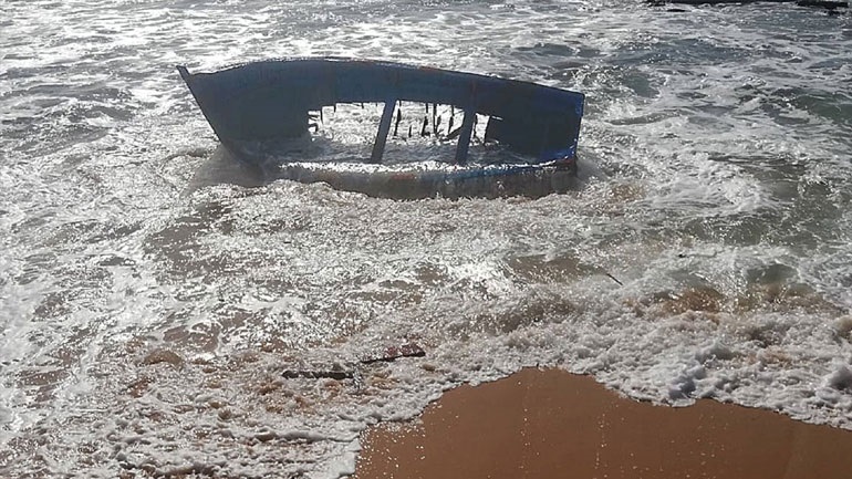 Άλλα πέντε πτώματα μεταναστών ξεβράστηκαν σε παραλία μετά το ναυάγιο στα ανοικτά της Ανδαλουσίας - Media