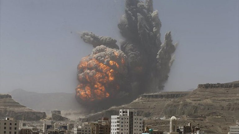 Υεμένη: Νέες αεροπορικές επιδρομές γύρω από τη Χοντάιντα - Μάχες μέσα στην πόλη - Media