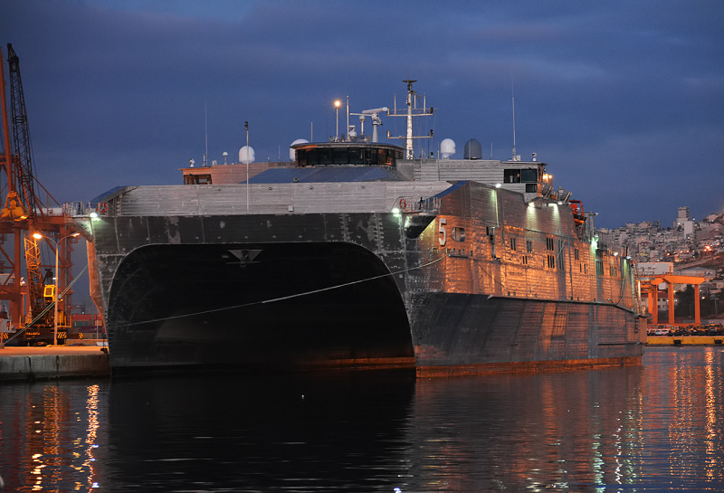 Μαρτυρία-σοκ στο Spiegel: Το καταμαράν-«μαμούθ» των ΗΠΑ άφησε μετανάστες να πνιγούν στη Μεσόγειο - και δεν είναι η πρώτη φορά - Media