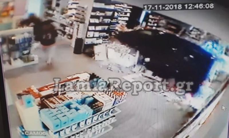 Καρέ-καρέ η εισβολή αυτοκινήτου σε φαρμακείο στη Λαμία: Παρέσυρε 62χρονη (Video) - Media