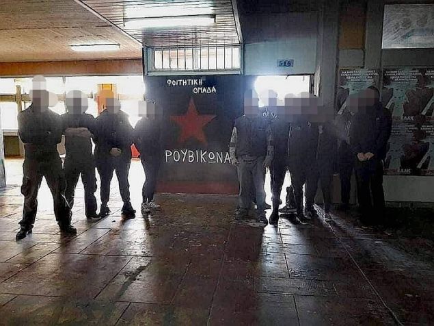 Ο Ρουβίκωνας μπήκε από την πλαϊνή είσοδο στη Φιλοσοφική και στήνει το γλέντι του - Media