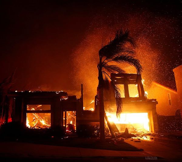 «Όλο το Πάρανταϊζ καίγεται»: Σάρωσε πόλη η φωτιά στην Καλιφόρνια - Νεκροί και τραυματίες - Media
