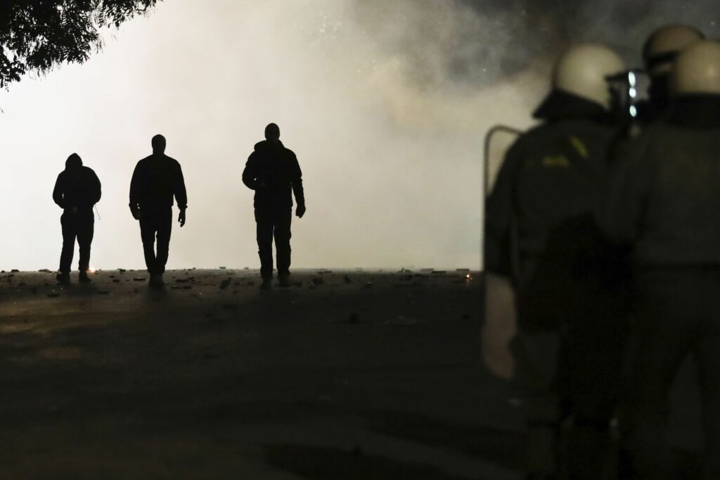 Η επέτειος των μολότοφ!   - Media