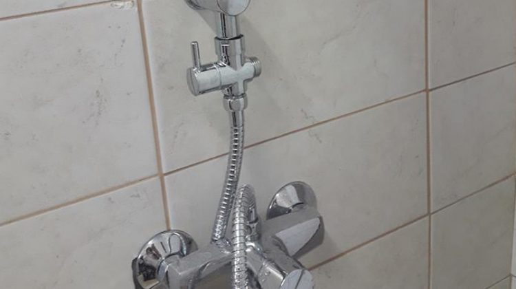 Απίστευτα πράγματα στα Τρίκαλα: Έκλεψαν… ντουζιέρα από κολυμβητήριο - Media