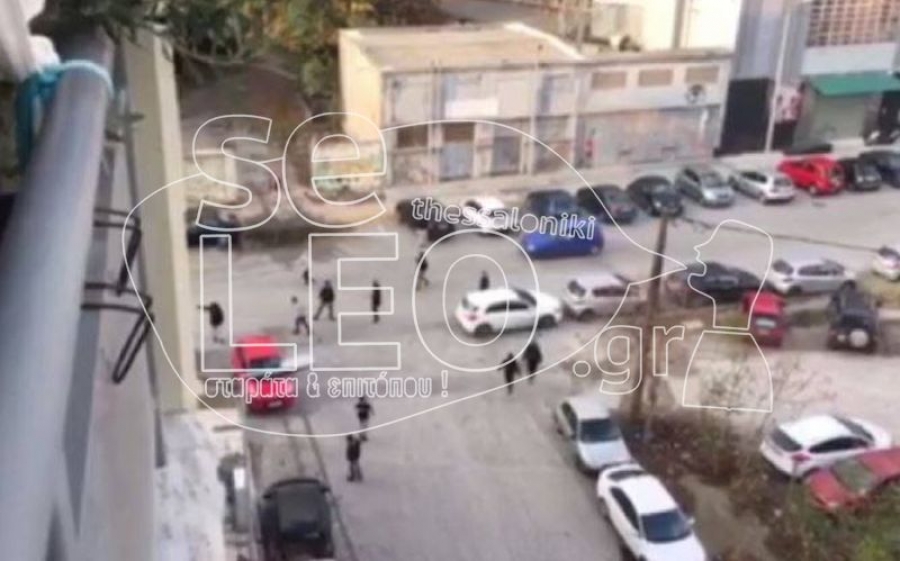 Θεσσαλονίκη: Συμπλοκή μεταξύ οπαδών - Ρήμαξαν αυτοκίνητα με πέτρες (Video) - Media