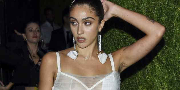 Με τρίχες στις μασχάλες κι αξύριστα πόδια κυκλοφορεί η κόρη της Μαντόνα (Photos) - Media