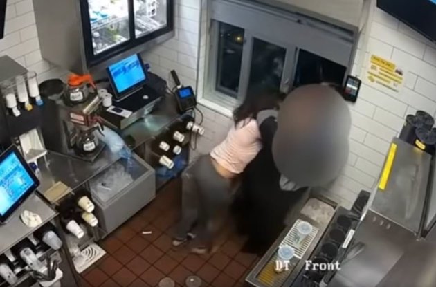 Εξαγριωμένη πελάτισσα έσπασε στο ξύλο υπάλληλο για λίγη κέτσαπ παραπάνω (Video) - Media