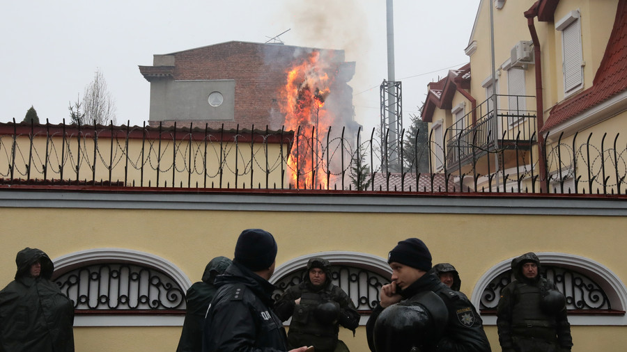 Φωτιά από εθνικιστές στο ρωσικό προξενείο στο Χάρκοβο - Παρακολουθούν απαθείς οι αστυνομικοί (Photos/Videos) - Media