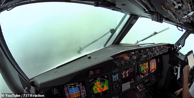 Η δραματική προσγείωση ενός Boeing 737 εν μέσω θύελλας - Εικόνα από το πιλοτήριο (Video) - Media