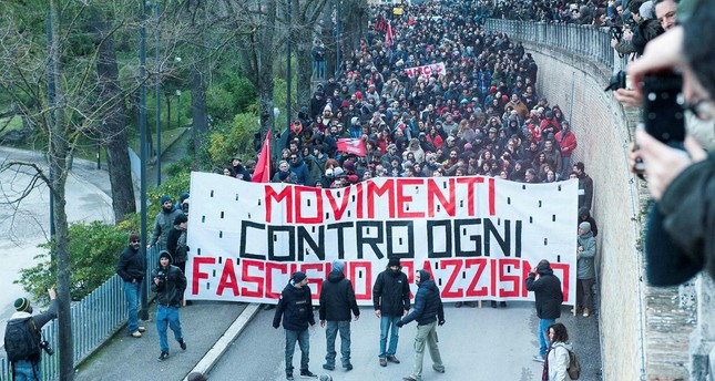 «Όχι στον Σαλβίνι και τον ρατσισμό»: Χιλιάδες στους δρόμους της Ρώμης υπέρ των μεταναστών - Media