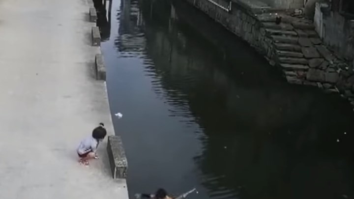 Ντιλιβεράς παρατάει τη δουλειά του για να σώσει κορίτσι από πνιγμό (Video) - Media