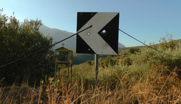 Μόνο στην Κρήτη: Πέρασαν… λάστιχο ποτίσματος μέσα από τρύπα σε πινακίδα από μπαλοθιά! - Media