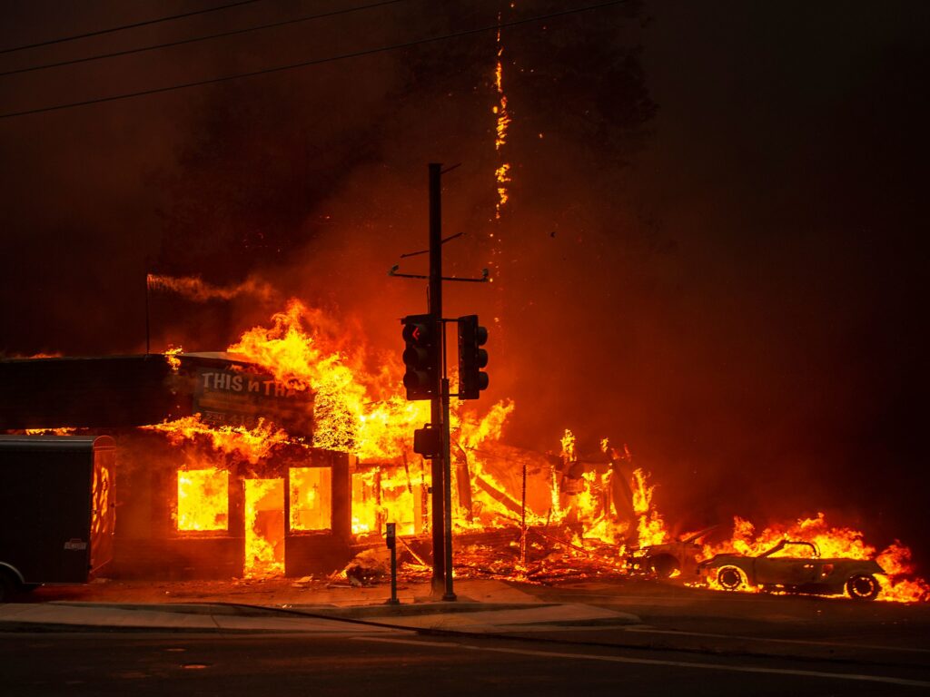 Ακόμα καίγεται η Καλιφόρνια: Τουλάχιστον 77 νεκροί, σχεδόν 1000 οι αγνοούμενοι - Media