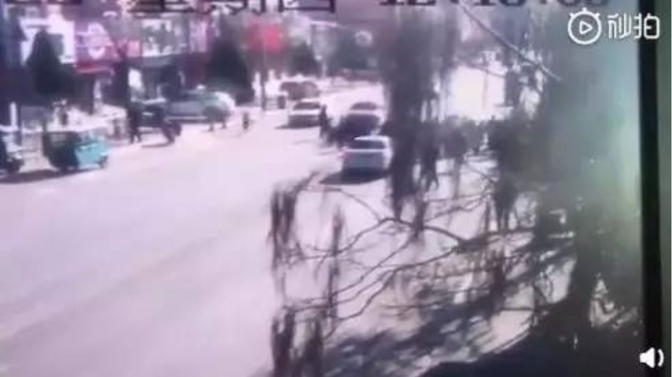 Η στιγμή που αυτοκίνητο πέφτει με ορμή επάνω σε μαθητές δημοτικού – Πέντε νεκροί, 18 τραυματίες (Video) - Media