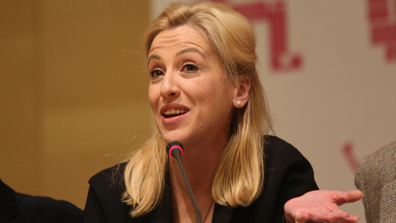 H Ρένα Δούρου δίνει συνταγές: Μάθετε μπαλίτσα, στα κάστανα κάνουμε ένα Χ (Photo)  - Media