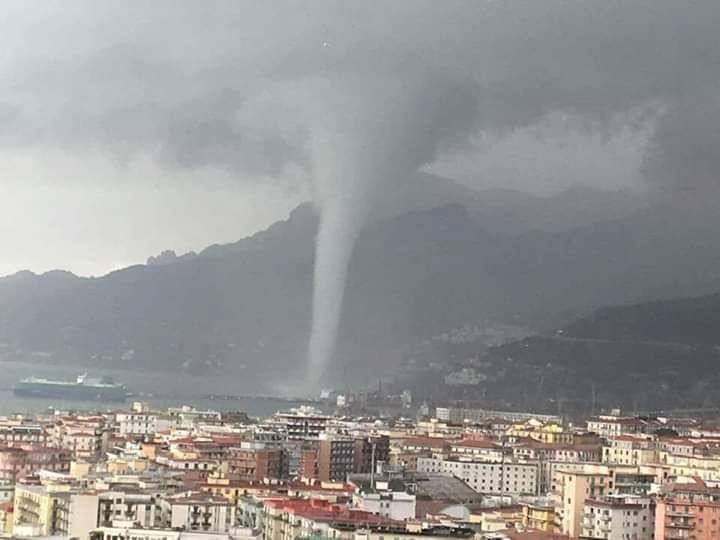 Τεράστιος υδροστρόβιλος χτύπησε το λιμάνι του Σαλέρνο (Video) - Media