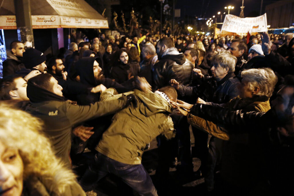 Προπηλακισμοί σε στελέχη του ΣΥΡΙΖΑ έξω από την αμερικανική πρεσβεία (Video) - Media