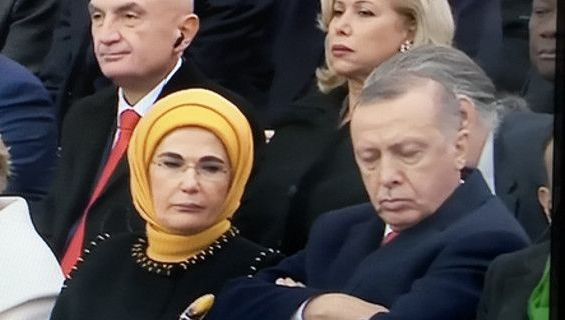Ερντογάν: Κοιμήθηκε στην ομιλία του Μακρόν!  - Media
