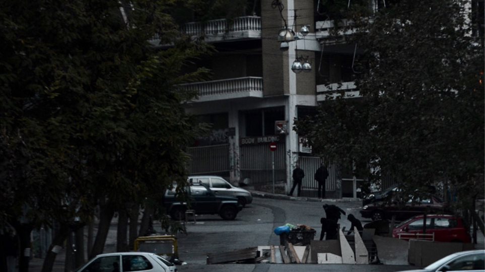 Υψώνονται οδοφράγματα στα Εξάρχεια - Έπεσε η πρώτη μολότοφ - Media