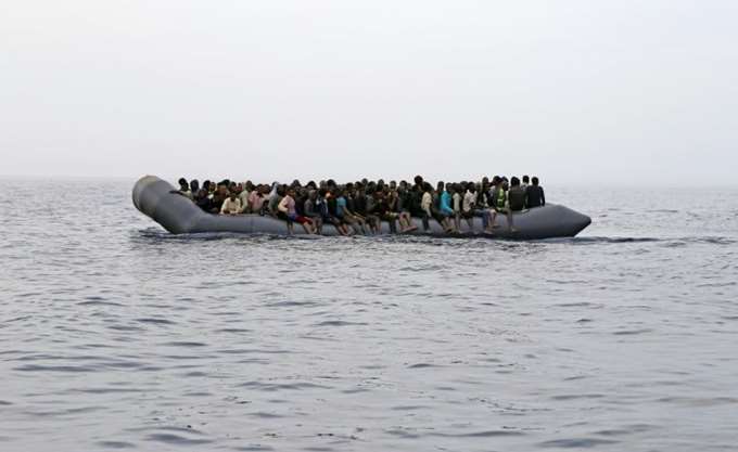 Πλεούμενο με 150 μετανάστες πλέει ακυβέρνητο στα ανοικτά της Λιβύης - Media