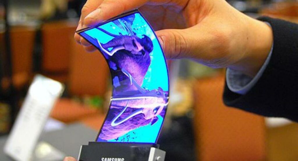 «Αποκαλύφθηκε» το νέο κινητό της Samsung που διπλώνει (Video) - Media